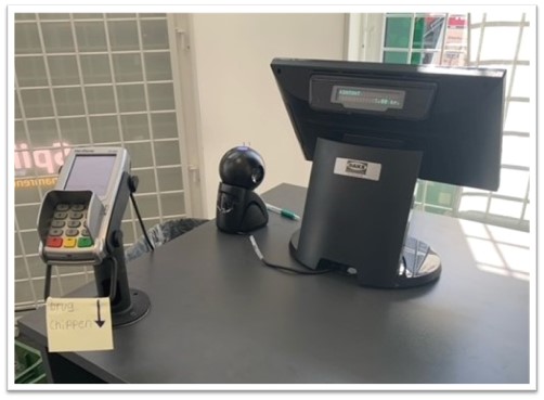 Stilren og pladsbesparende kasseløsning til Boholte Kiosk
